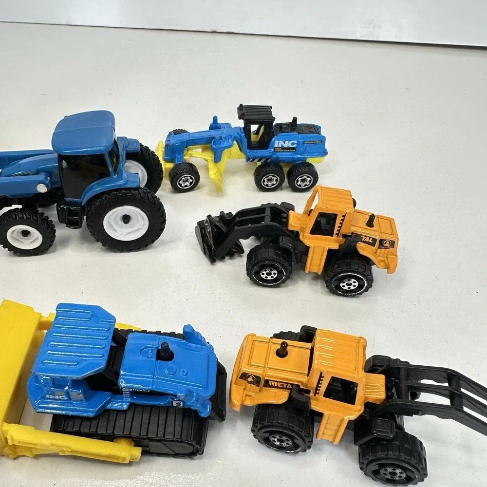 Diecast Construction Vehicle Lot of 13 Play Set Boy Toy 1 in to 2 in